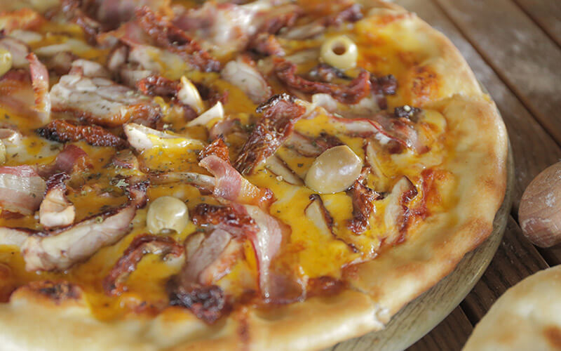 Pica sa dimljenim batakom i čedar sirom